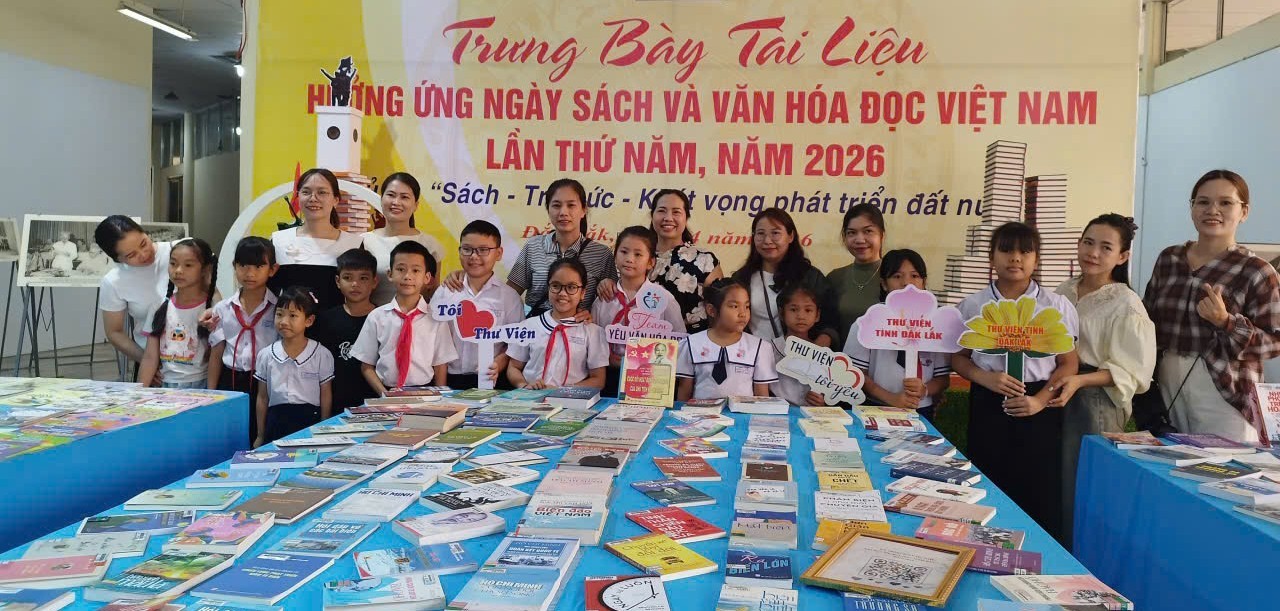 Giáo viên và học sinh phường Buôn Ma Thuột tham quan trưng bày sách tại Ngày Sách và Văn hóa đọc lần thứ Năm - năm 2026
